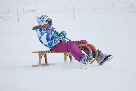 女孩坐在雪橇上