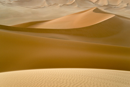 利比亚沙漠。密金尘 沙丘和耀眼的低阳光下的美丽沙滩结构