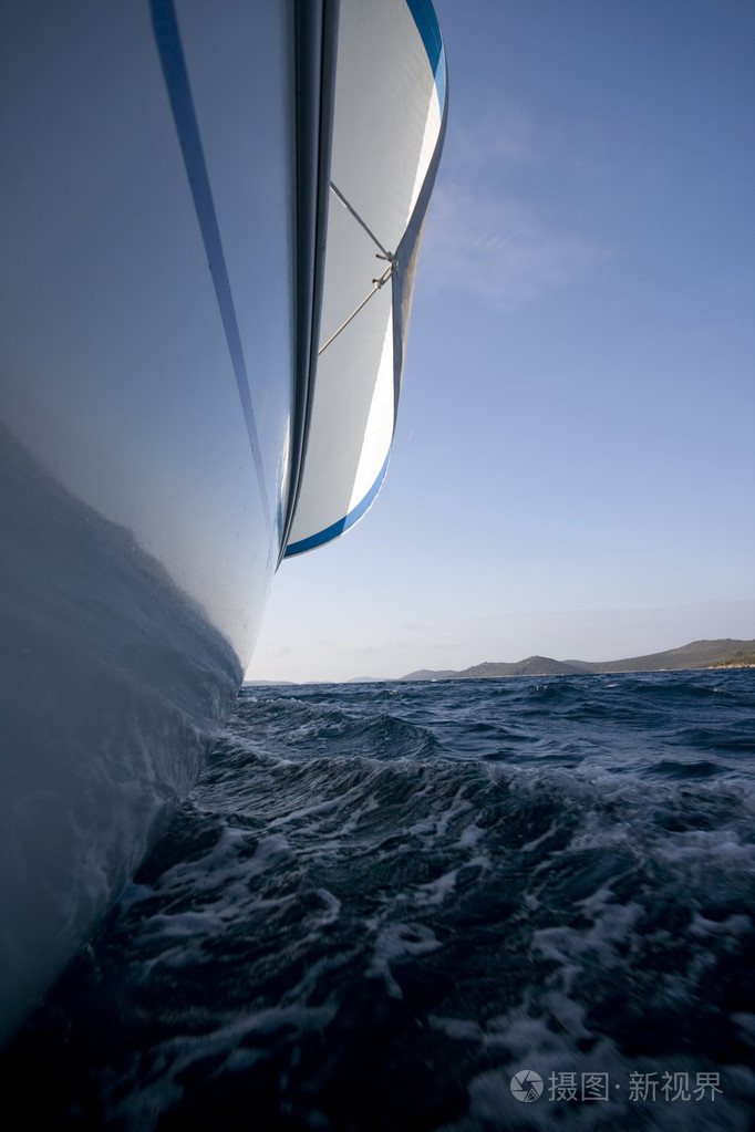 在蓝色的大海中航行