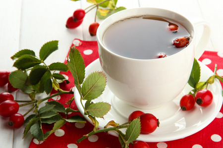喝杯茶与髋关节的玫瑰，木桌上