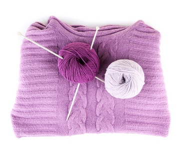 紫色的毛衣和羊毛被隔绝在白色的球