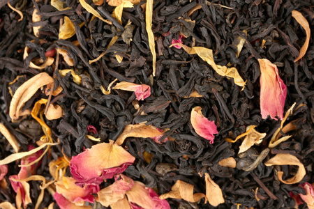 芳香干燥红茶与水果和花瓣，关闭