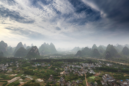 岩溶山区风景反对一片蓝天