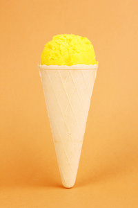 柠檬冰淇淋华夫饼锥体米色背景上的独家新闻