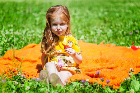 一个微笑着的女孩坐在草地上