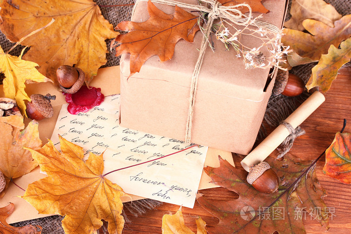 秋天的背景老式的礼物信件和树叶