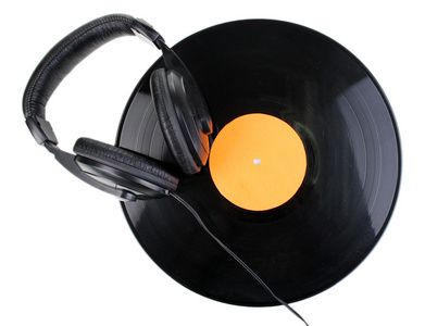 黑黑胶唱片和孤立在白色的耳机