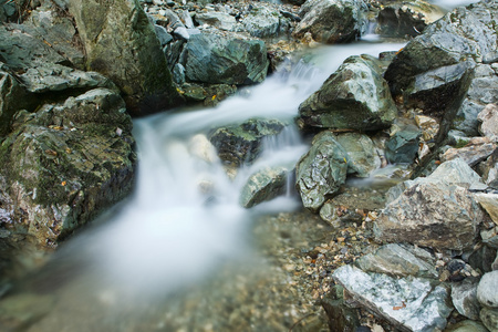 小卵石或岩石在克里克或流流动的水