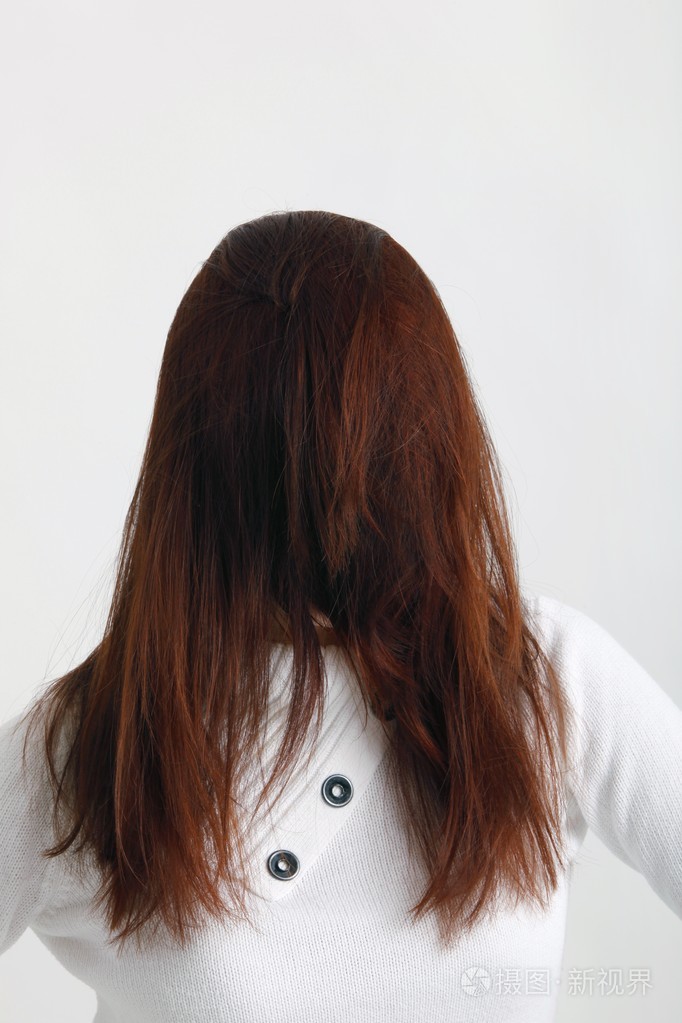天然的长头发用白底隔离的选择性重点覆盖女人的脸