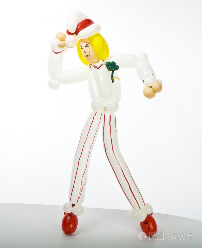 在白色背景上跳舞的气球那个家伙