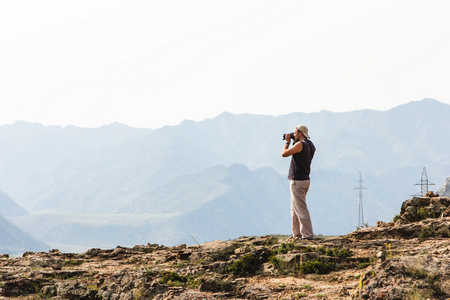 自然摄影师用数码相机在山顶