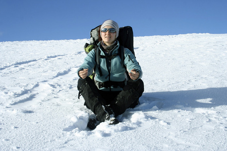 徒步旅行者在雪森林行走