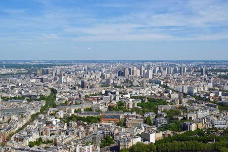 在白天城市天际线。巴黎法国