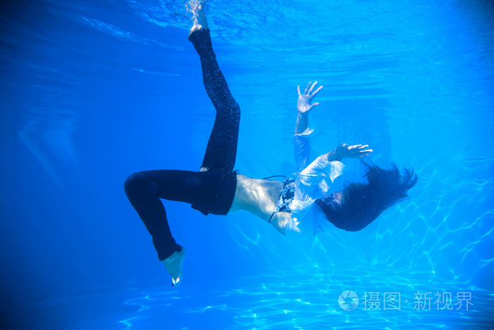 水下穿牛仔裤的女人