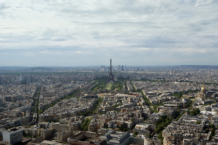 在白天城市天际线。巴黎法国