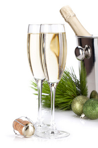 香槟杯和圣诞装饰