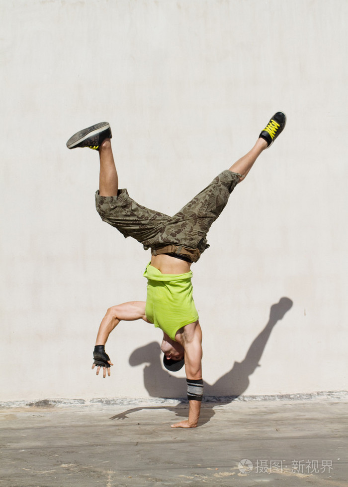 年轻人做户外跳霹雳舞照片-正版商用图片1aku6x-摄图新视界