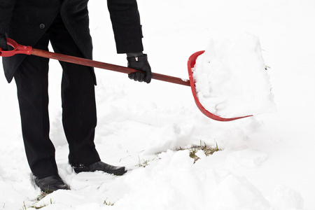 雪后除雪的人