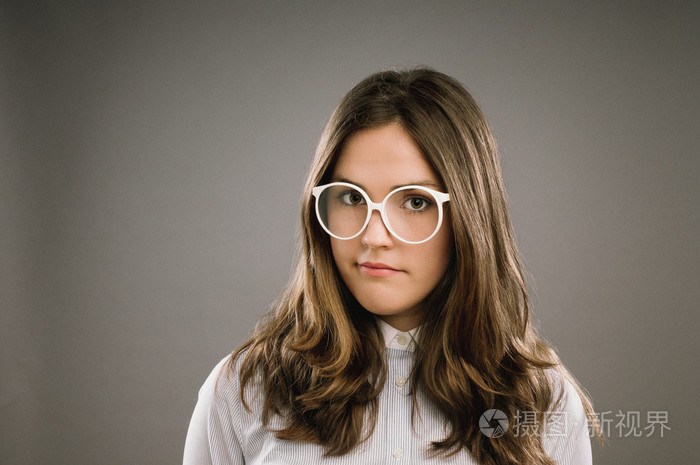 复古怪女孩戴眼镜有纹路复古肖像照片-正版商用图片1akvqy-摄图新视界