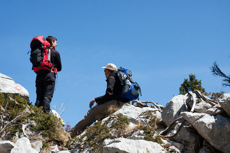 两名登山者在山顶休息