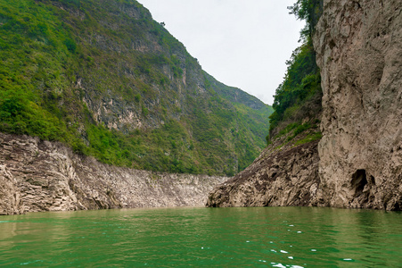 沿长江与山景