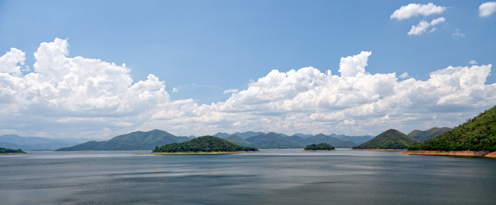 云层和蓝蓝的天空