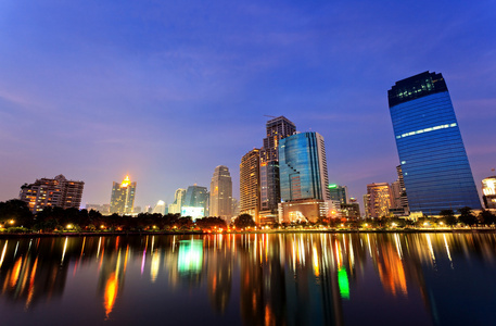 曼谷的晚上，在水中建筑物的反射