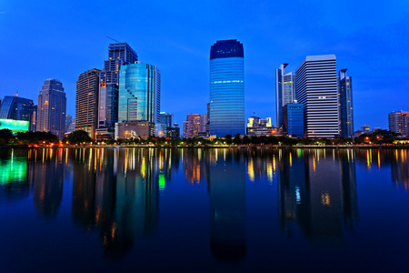 曼谷的晚上，在水中建筑物的反射