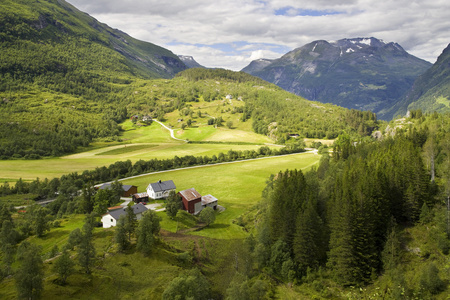 夏天挪威的性质。山