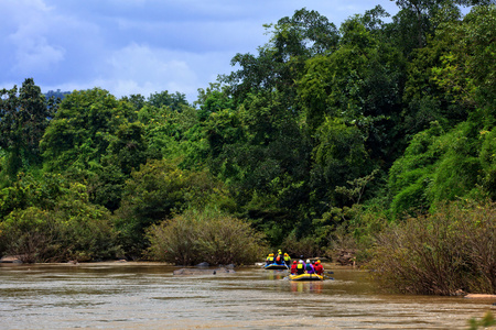 漂流在河里在泰国北部