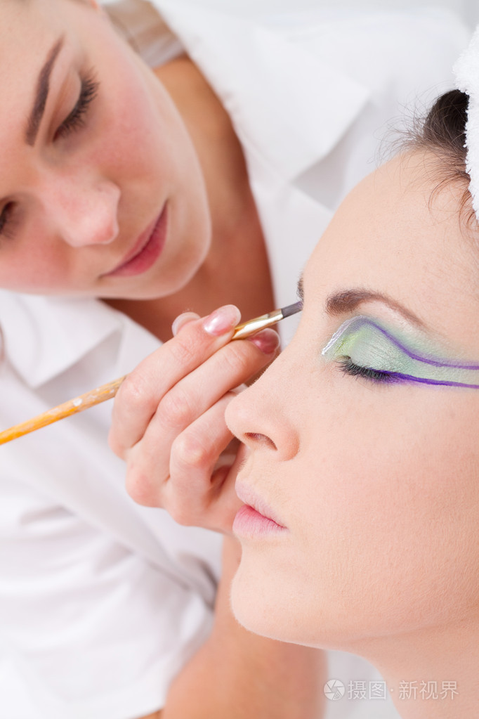 专业女化妆师化妆模型的脸