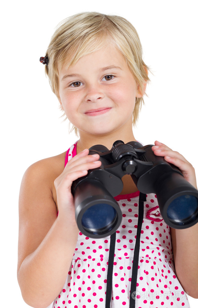 可爱的小女孩用双筒望远镜