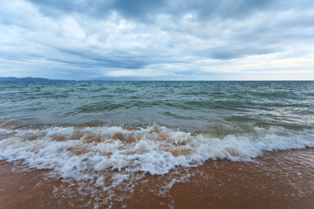 海浪和暗云