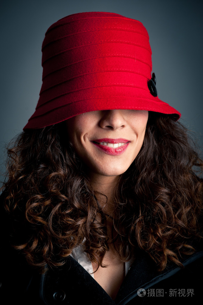 在黑色背景的红色帽子的美丽女人复古的肖像
