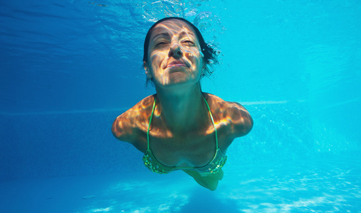 在游泳池水下女人肖像