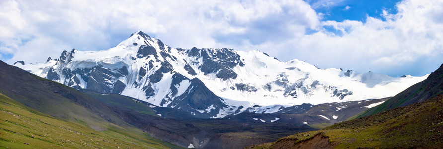 在云端的山。全景图