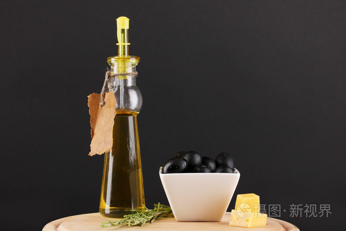 黑橄榄迷迭香 橄榄油和奶酪上孤立在黑与白碗里