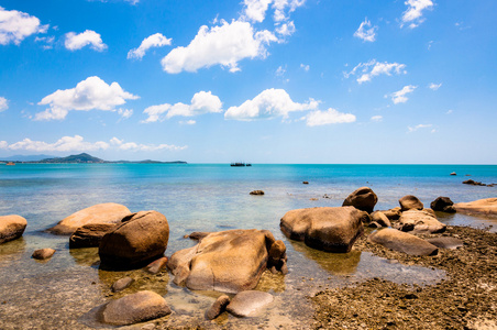 海洋 海岸和石头在苏梅岛，泰国