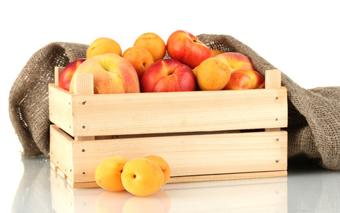 成熟的水果在木盒上白色背景特写