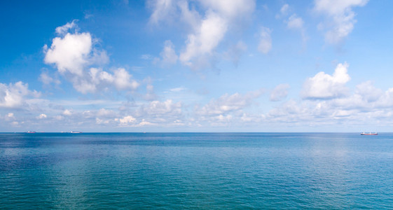 热带海与蓝蓝的天空