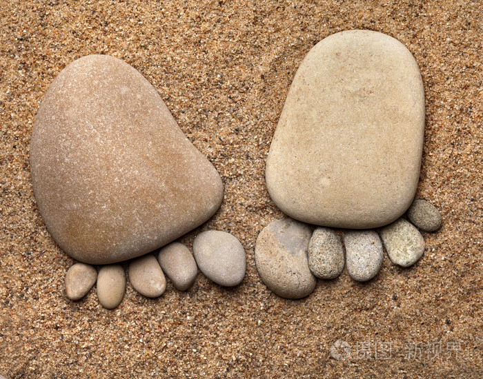 两个跟踪脚对海砂卵石石头做成的沙漠