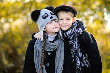 小男孩和女孩户外秋季的肖像