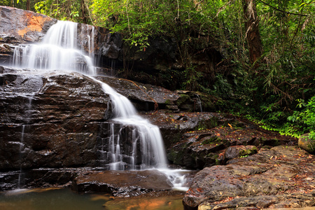 泰国东部的热带森林中的瀑布