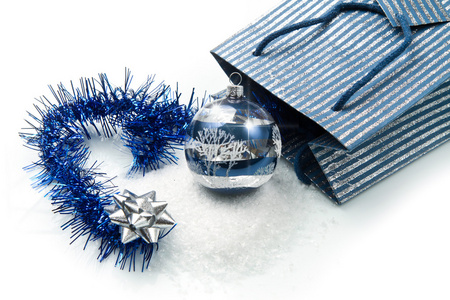 蓝色和银色圣诞装饰品