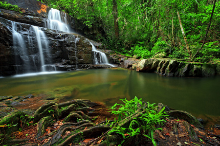 泰国东部的热带森林中的瀑布