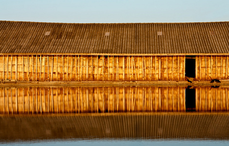 木房子在水中的反思