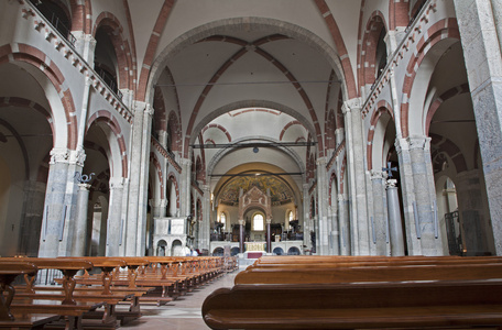 米兰圣阿曼布罗修教堂的教堂中殿