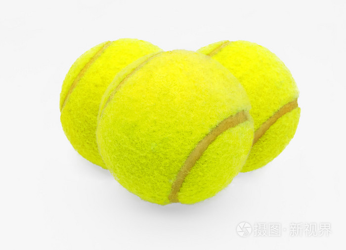 在白色背景上的三个网球球。