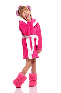 粉红色的浴袍的小女孩