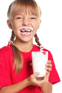 一杯牛奶的小女孩